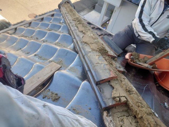 明石市で棟の積み直し工事における瓦の撤去